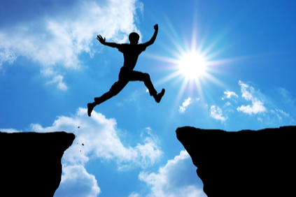 Celebrate Your Potential : accompagnement professionnel — une personne saute par-dessus un obstacle, symbole d'élan professionnel